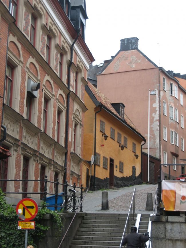 この辺りで道がわからなくて地図を見ていたところ<br />柴犬（！）を連れたステキなおじさまが通りかかります。<br />Ｓｈａｌｌ Ｗｅ Ｄａｎｃｅ？のリチャード・ギアをかなりおしゃれにしたかんじ。<br />「どうしたんですか？何かお困りですか？」と超紳士！<br />私がこの店に行きたいんですが、わからなくて・・・と言うと<br />あ〜逆の道だね。こっち行ってから・・・なんて説明してくれました。<br /><br />昨日の駅のお兄さんといいスウェーデンの人たちはとても親切です！<br /><br /><br /><br />