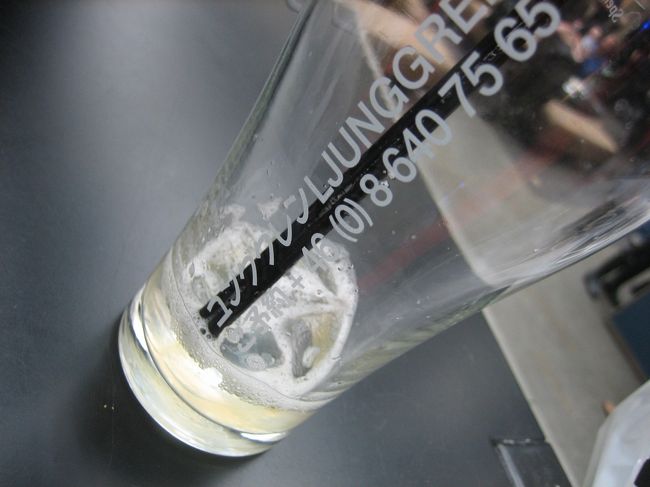 途中カフェで休憩。<br />ふと見るとグラスに日本語が書いてあってびっくり。<br />お店の名前がカタカナで電話番号の前には「ご予約」なんて<br />書いてあります。<br /><br />しかし、街を歩いていて日本と明らかに違うのは<br />ベビーカーをひいているお父さんが多いこと。<br />子供を連れてるお父さんも。<br />別に最近の日本でも珍しくないけど、こちらでは必ずお父さん単独です。<br />（もちろん夫婦揃っては普通にあります）<br />お母さんはお仕事？かもしれません。<br />そしてパパ友同士で食事って姿も見られて面白い！