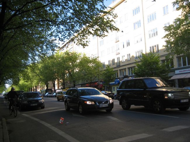 この頃、私の体調はますます悪くなる一方でだんだん吐き気がして<br />かなり気持ち悪くなります。<br />お皿など買って重い荷物もあるし一度ホテルに戻ることになりました。<br />朝食の何かがあたったのかも・・・と考えました。<br />あのメニューの中（写真のとおりです）の何があたったのでしょう？？<br />しかもお腹は痛くなくて気持ち悪いだけなので<br />二日酔いみたいなかんじ？<br />こんなの初めてでした。。<br /><br />ホテルに戻り大田胃散を飲んで横になってたら<br />それが刺激？になったのか何度か○いてかなりスッキリ<br />１時間ほど寝て楽になったので歩いていけるお店に出発！<br /><br /><br />大通りを渡って公園を横切ってアンティークショップに向かいます。<br />その通りはいろんなショップがあってかなり楽しかったです！<br />雑貨屋さんでも掘り出しものなど見つけちゃいました。<br />