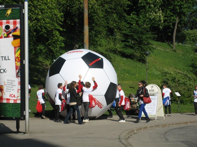 アンティークショップや雑貨屋さんが並ぶ道をゆっくり見ながら<br />次に行ったのは『Ｂｅｎｇｔ＆Ｌｏｔｔａ』。<br />実は日本でもスポンジワイプなど結構見かけるものがあるので<br />期待してなかったのですが、この日しか行けないからと<br />通り道にあったので入ってみました。<br /> <br />こじんまりとしたお店の半分はアトリエです。<br />（お店は４人入ればいっぱい）<br />お店の女性は好きに見てね、といい作業にまた戻りました。<br />やっぱり日本より安いです。<br />それに日本では見られない商品もいっぱい。<br />どれにしよう！？とかなり迷いました。<br /> <br />結局キャンドルスタンドやマグネット、友人たちのおみやげを<br />購入しました。<br />すぐにプレゼントだとわかったようできれいにラッピングしてくれるとのこと。<br />最初はキーホルダーは数があったので包まなくてもいいと伝えたのですが<br />あまりにかわいいので、やっぱり後からお願いしました。<br />かなり数があるのにひとつひとつ丁寧に包んでくれます。<br /> <br />その間、ストックホルムは寒いでしょう？先週は夏みたいだったから<br />みんな泳いでいたくらい天気がよかったのよ！とか<br />彼女の息子さん（高校生）がすごく日本が好きなで今は東京でホームステイをしている話などしてくれました。<br /><br />私がラッピング大変でしょ？って心配したら<br />「日本のラッピング方法は大変だけど、これは簡単だから大丈夫」<br />なんて言ってくれました。<br />やさしい。。<br /> <br />お店の写真も撮ってくればよかったとあとで後悔したのですが<br />こちらはお店前の公園。<br /><br />なぜか？大きなサッカーボールを運ぶ少年たち。<br /><br /> 