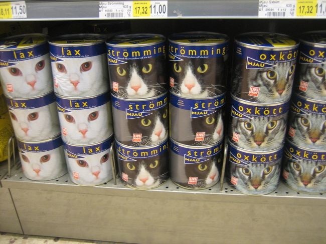 その後はやっぱり普通に夕食は無理だったので<br />近くのスーパーに行きました。<br /><br />かわいいネコ缶を発見☆<br />