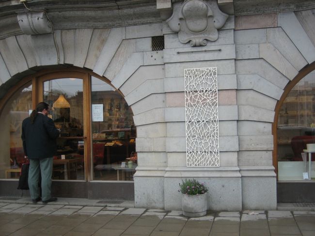 ハーバー沿いにある有名なテキスタイルのお店<br />『スヴェンスクテン　Ｓｖｅｎｓｋｔ Ｔｅｎｎ』に到着。<br />まだお店が開いていないのでしばらく待ちます。<br />お隣のショップ『カールマルムステン　Ｃａｒｌ Ｍａｌｍｓｔｅｎ』もいい感じ。<br /><br />おじさんも開くのを待ってます♪