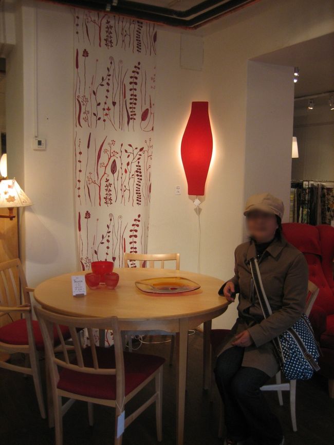 赤を中心としたコーディネイトがかわいい。<br />こじんまりとしたテーブル＆チェアは日本のお家にも合いそう。