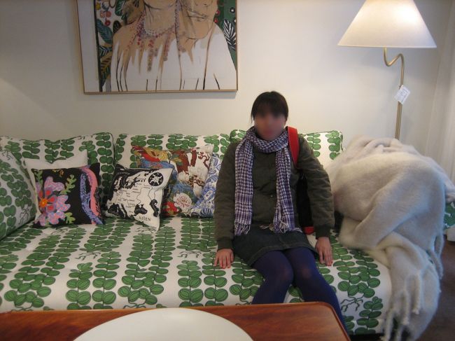 こうなったら絶対買えないソファーで記念撮影です。<br /><br />さすが高級店だけあって店員さんもすごく上品で親切です。<br />（私のような小汚い客でもです（笑））