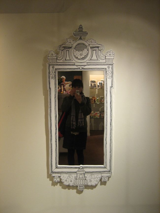 こちらの鏡も欲しいと思い値札を見てみると桁がたくさんで<br />計算する前に諦めました。<br />