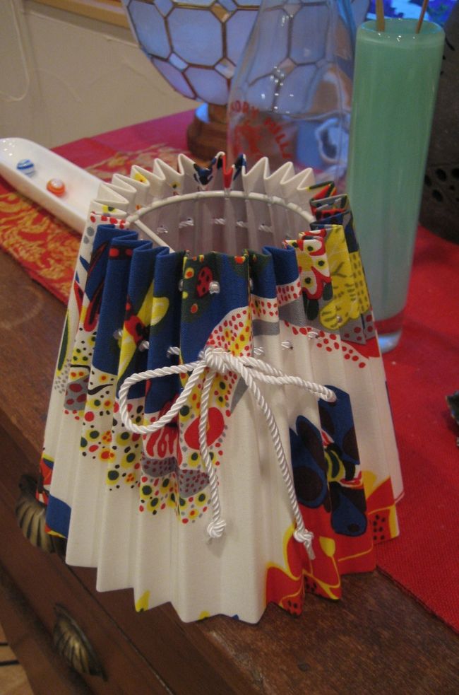 いろんな種類の柄のランプシェードが揃っていたのですが<br />中でも一番気に入ったのが蛇腹のランプシェード。<br />柄もひとつひとつ全部違うし、なにしろ数がすごいので <br />迷いましたが選んだのはこちら。<br /><br />母へプレゼントとして購入しました。<br />まだこれに合う気に入ったスタンドが見つからないので<br />使っていません。早く見つけなくては。<br />