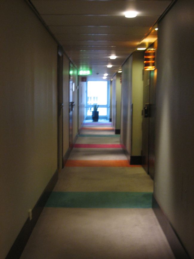 ビリエルヤールに泊まって２日目のことです。<br />洗面所で軽く洗濯をしていたら洗面台の栓が開かなくなりました。<br />おかしいな〜と思いおもいっきり引っ張ったら<br />下からカランと棒？が落ちてきたんです<br />そして水は溜まったまま・・・ <br />急いでフロントに電話をして壊れたってことを伝えました。<br /><br />設備系のおじさんが来るかと思っていたら<br />金髪のかわいいフロントの女性が直しにきました。<br />内心「大丈夫かな？」と心配だったのですが<br />本人もわからないなぁといいながら、なんとか無事修理完了。<br /><br />そこで私はバスルームのゴミ箱が壊れていること<br />シャワーが固定できなけどなんで？なんてついでに質問したら<br />もし希望があれば部屋を変えてくれるとのこと。<br />準備ができたら電話すると言われたのでした。<br /><br />シャワーの件はどうしても使いづらかったので急遽引越しを決めて<br />行ってみると・・・<br />私たちがいままで泊まってたフロアとはまたちょっと違います。<br />