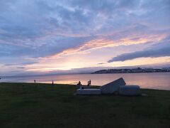 せっかくなので、宍道湖の夕日スポットを目指して歩いて移動しながら夕日を眺めます。
ちょうど、島根県立美術館前までやってきました。