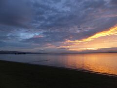 宍道湖の夕日スポット、嫁ヶ島が見えてきました。そこを目指して歩きます。夕日が沈む前に。