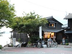 この古道具屋さんはいろんな方に紹介されているので、なかなかの人気店のようです。

では、古道具屋さんの横のスロープで湖岸へ降ります。