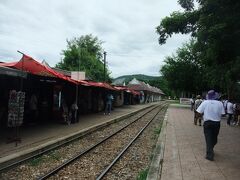 カンチャナブリ駅から旧泰緬鉄道に乗ります。