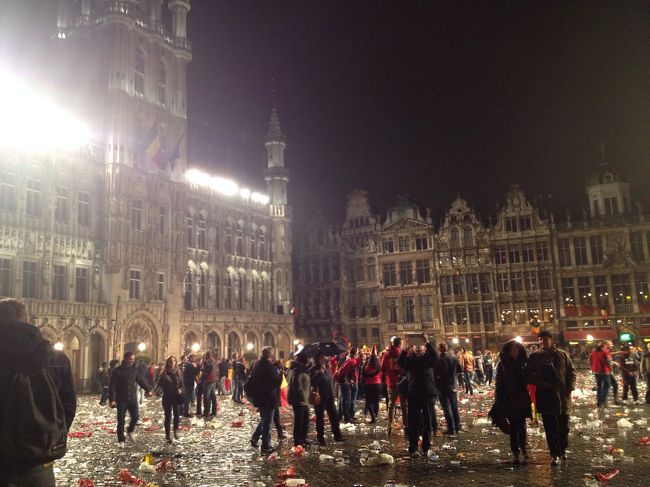 到着したらこの騒ぎ。暴動？でもみんな楽しそうだから祭？と思ってたらW杯出場が決定したらしくこの騒ぎ。