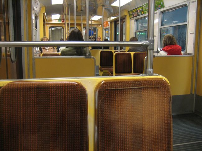 この日はガムラスタン散策へ。<br />ちょっぴりレトロな電車で向かいます♪<br /> <br />朝、ホテルを出る時に私が泊まっていたフロアのある部屋に掃除が入っていました。<br />ドアが開いていて中が少し覗けたのですが<br />壁がとってもステキでなんか豪華☆なんて思っていたら<br />スヴェンスク・テンのデザインルームだったんです！！<br />（私がランプを買ったお店です）<br />カーテン、ランプ、家具や壁紙すべてがスヴェンスク・テンデザインというゴージャスなお部屋で１泊９３，５００円だとか。<br />ひと目見れただけでついていたわけですが<br />写真撮りたかったーーとちょっぴり後悔。