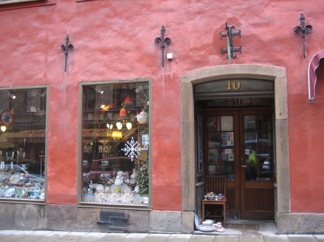 小さなお店がたくさん並んでいるので見ているだけで<br />楽しいです。<br />