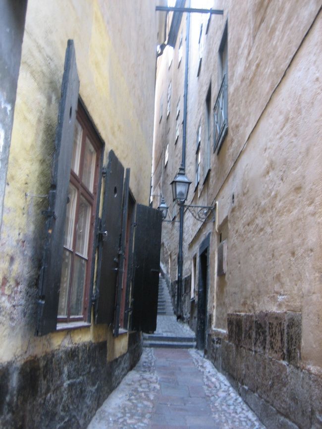 ストックホルムで一番狭い小道。<br />常に人が行き来してるので無人で撮れるのはちょっとした奇跡。