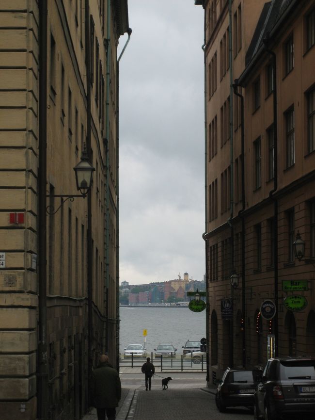 なんだか落ち着く街、ガムラスタン。<br />雰囲気たっぷりで楽しかったです。<br /><br />帰りは駅前に果物屋さんが出ていたので<br />チェリーを買ってホテルに戻りました。<br />