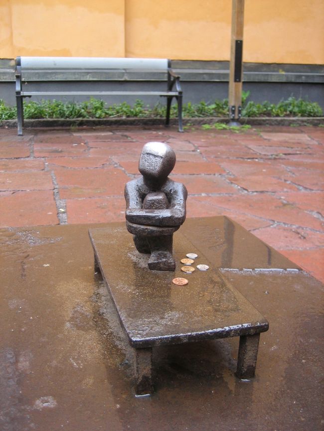 ここは「アイアン・マン」の中庭でした<br />私もコインを置いてきました。<br />頭をなでるとまたストックホルムに戻ってこれるとか♪<br />