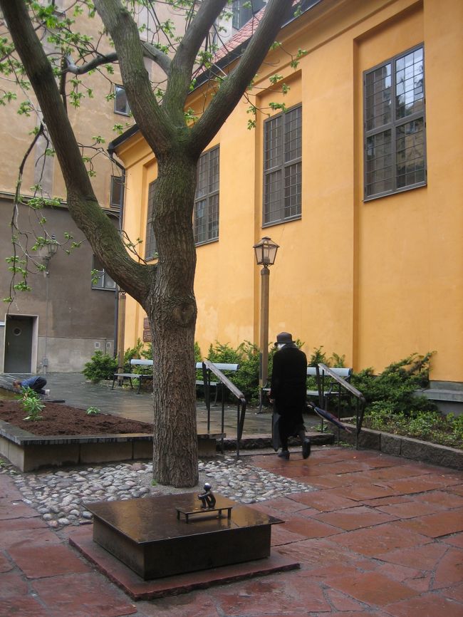 オルガン音楽が聴こえてきてなんだか落ち着く場所です。<br />雨じゃなかったらゆっくりしたかったなぁ。<br /><br />