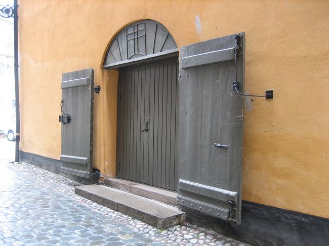 こちらの教会のちょっと奥まった道を行くと・・・<br />中庭にぶつかりました。<br /> <br />