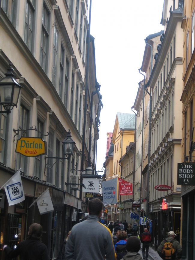 ガムラスタンは『魔女の宅急便』のモデルとなった旧市街<br />観光地としても有名で多くの人で賑わっています。<br /> <br />