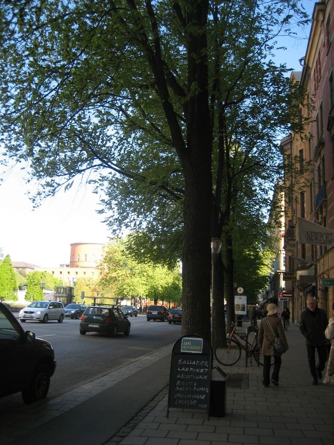 遠くの方に丸い建物が見えるのがわかりますか？