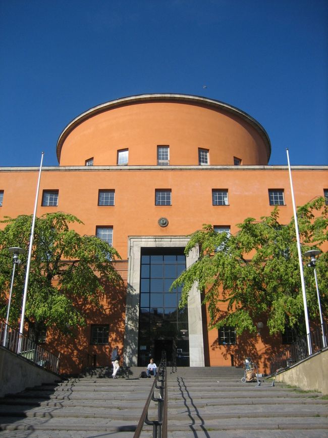 ちょっと着くのが早かったようです。<br />開くのを待っている人たち。<br />ここは市立図書館なんです。