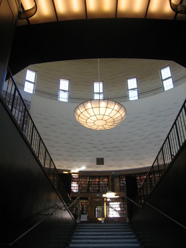 でも、ただの図書館じゃありません。<br />スウェーデンを代表する建築家、グンナー・アスプルンドの作品です。<br />中は本当にすごいですよ！！<br />