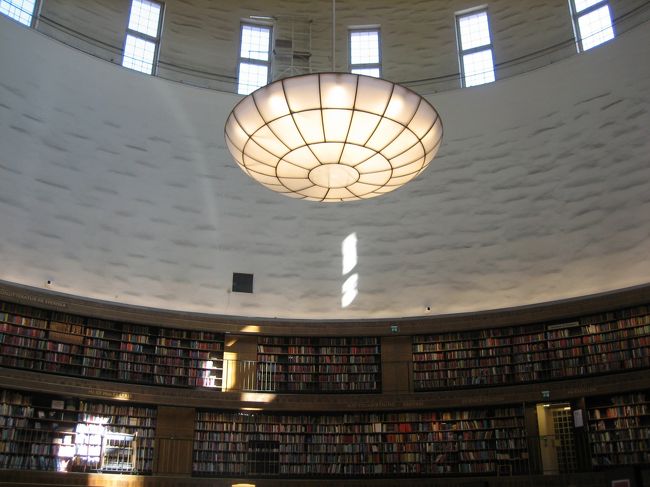 円形になっていて壁側には本がびっしり。