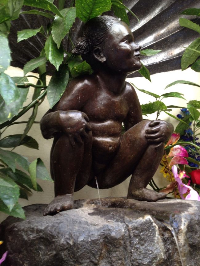 そして全裸の少女。