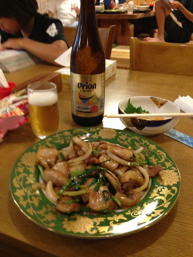 五升庵にて、夕食兼概ね走破記念一人宴会。　コラーゲンたっぷりのチラガー炒めにオリオンビール。<br /><br />他のお客さんは地元の方ばかり。