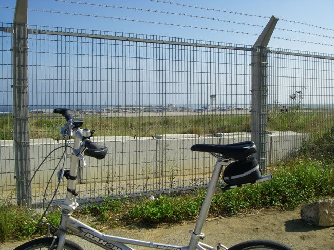出発日前日は雨が降ったので、朝ゆっくりに白保を出発、北上。空港入り口の左方面を空港をまくように走る。　途中、白保新石垣空港をターミナルの反対側から臨む。<br />　（帰路に寄ったが、編集上南から北の順に入れました）<br /><br />