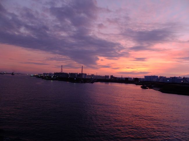 AM 5:30<br />眠い…(^^;<br />青森県・八戸発のフェリーに乗ること8時間。北海道・苫小牧が見えてきました。港の朝焼けとキリッと冷えた空気が気持ちいい〜。<br /><br />爽やかな朝ですが、昨晩はかなりの船酔いに苦しんだわたし…。カーフェリーで酔ったのは初めてでした。よく乗船しているであろうトラック運転手さんたちが「今日の揺れはやだな〜」と言っていたので特にひどかったみたい。台風が近づいていたので、その影響もあったかも。。。