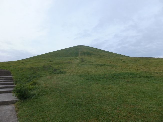 上の写真は、このモエレ山の山頂から撮影。標高62m。日ごろの運動不足がたたって登るのがとってもとっても大変でした…。<br />2月には、ここで“爆走そり大会”なるものが開催されるそうです、楽しそ〜♪