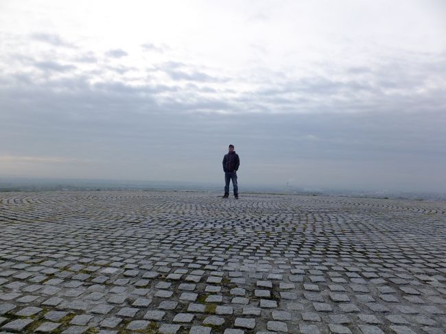 モエレ山の山頂。けっこう広いです。さすがに朝7時すぎは誰もいません。そして強風。寒い！