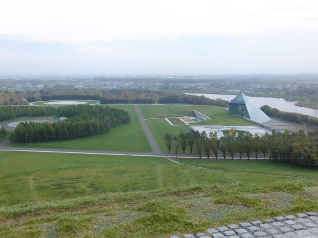 右にあるのがガラスのピラミッド。イサム・ノグチのギャラリーが素敵でしたっ。奥にはモエレ沼も見えます。