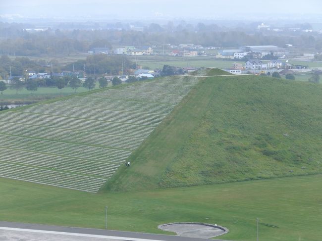 公園のもうひとつの山、プレイマウンテン。ピラミッドのようなデザインです。あちらは標高30m。写真中央下あたりに見える白っぽいのはウォーキングしてる人。山の大きさがわかりますか？
