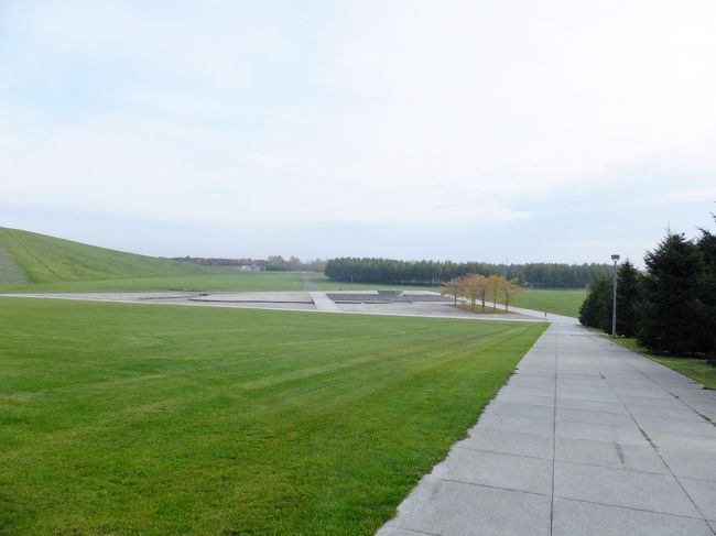 モエレ山を下りて散策。<br />広すぎて移動が大変。とにかくテクテク歩く。後で知ったのですがレンタサイクルもあったようです。9:00から貸し出しでしたのでこの時間は借りられませんでしたが。