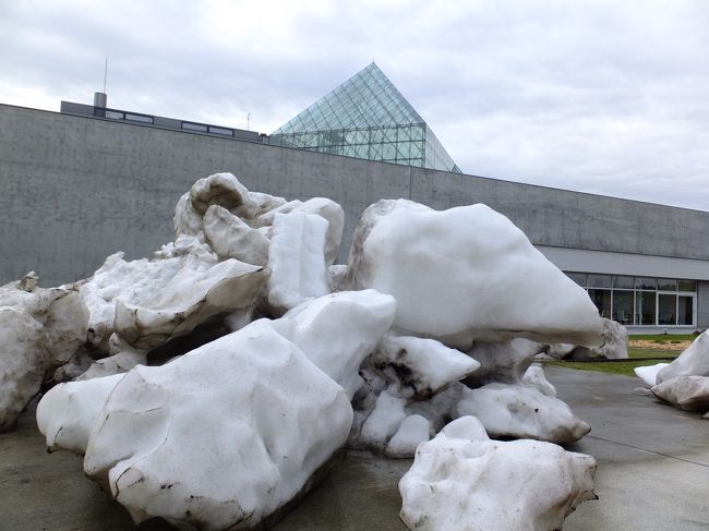 やっとガラスのピラミッドへ到着〜。ってこれ、雪？！1週間ほど前に10月にはめずらしく積雪があったそうです。さすが北海道。<br />地元では、雪が降ることはあっても積もるのは年に数回あるかどうかなので。