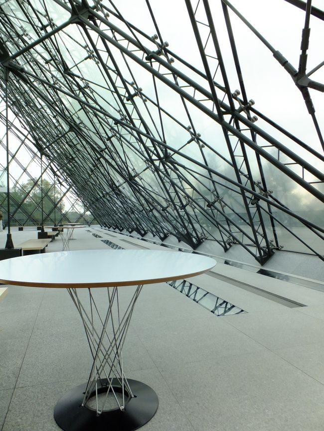 ピラミッド内はスタイリッシュな空間。<br />イサム・ノグチデザインのダイニングテーブルも。<br />かっこいい〜♪