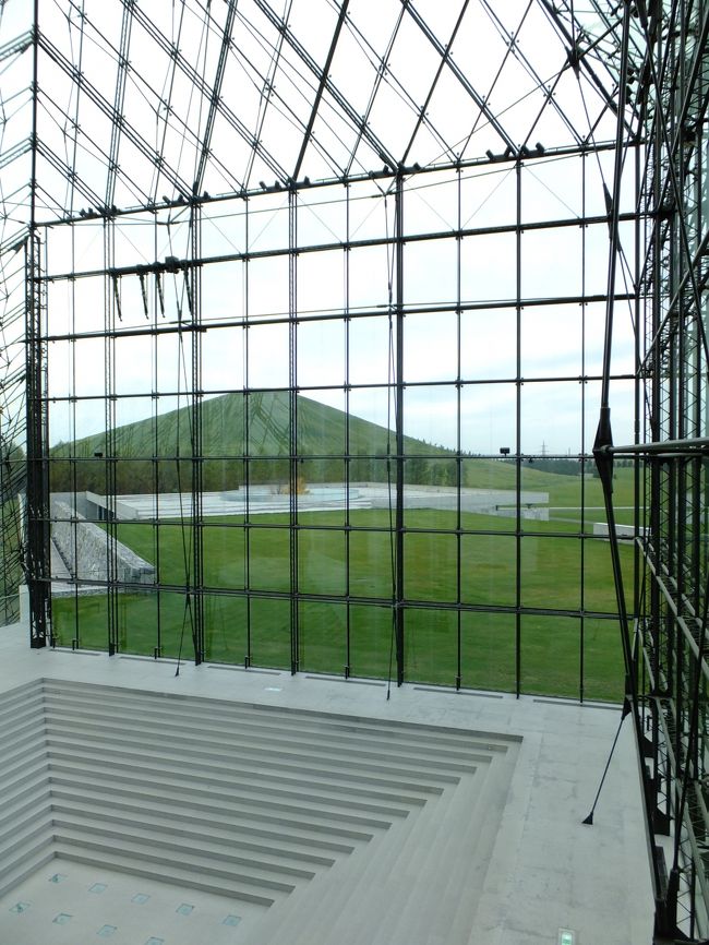 ガラス越しにモエレ山が見えます。曇り空で残念…。<br /><br />撮影不可でしたが、ここの3Fにイサム・ノグチのギャラリーがありました。代表作のコーヒーテーブルやAKARIなどなど空間も作品も素敵すぎた〜。