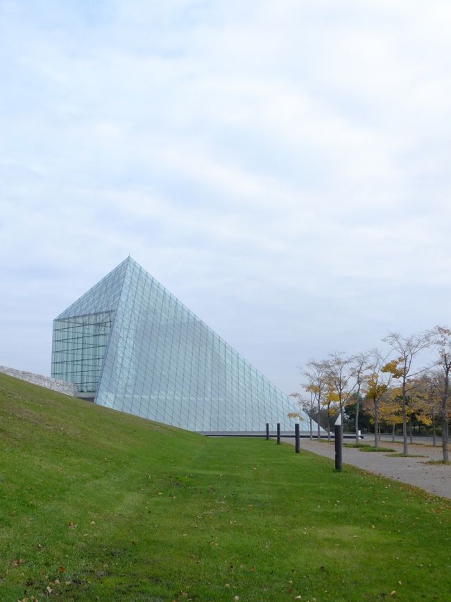 かれこれ3時間ぐらいいたかな。<br />曇り空がザンネンでしたが、想像以上にステキな公園でしたっ♪<br />個人的には冬に開かれるというソリ大会に興味津津です！<br /><br />いい時間になったことだし、北海道のメインイベント？へ向かいますっ！（開館が10:00なので、モエレ沼へ来たのは時間調整という目的もあったのです）
