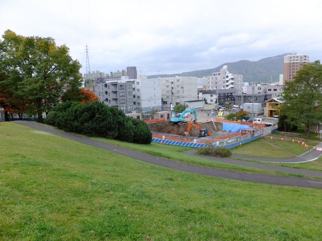 ここです。“聖地”の公園。ＨＴＢから歩いて30秒。<br />なんと工事中！しかも重要な場所が!!なんてことするんだぁ！<br />水どう好きな方なら左の樹木に見おぼえがあるはず。<br />どうりで新作のオープニング＆エンディングがいつもと違ったワケだ。