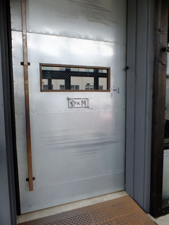 倉庫だった建物をリノベした独特の雰囲気のお店。<br />ＨＰもかっこいいんですっhttp://morihiko-dxm.com/<br /><br />かわいい・ナチュラルな雰囲気より、かっこいい・スタイリッシュを求める我が家ふたり。入口のトビラだけでクラクラします…かっこいい〜