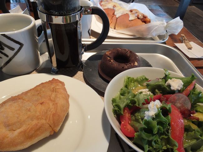 【Ｄ×Ｍ】<br />とりあえずセットをオーダー。<br />ピッツァフリッタとチリドックだったか…。800円くらいだったはず。<br />コーヒーはうれしいフレンチプレスでたっぷりと♪<br />