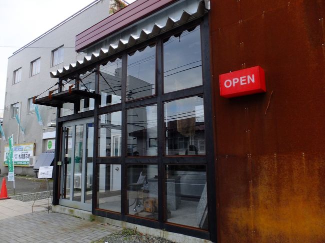 さて、札幌のランチ(1回目)はこちらのカフェで♪<br />札幌では有名らしい森彦珈琲の３号店。自家焙煎コーヒー＆ドーナッツがメインですが軽めの食事もいただけます。<br />