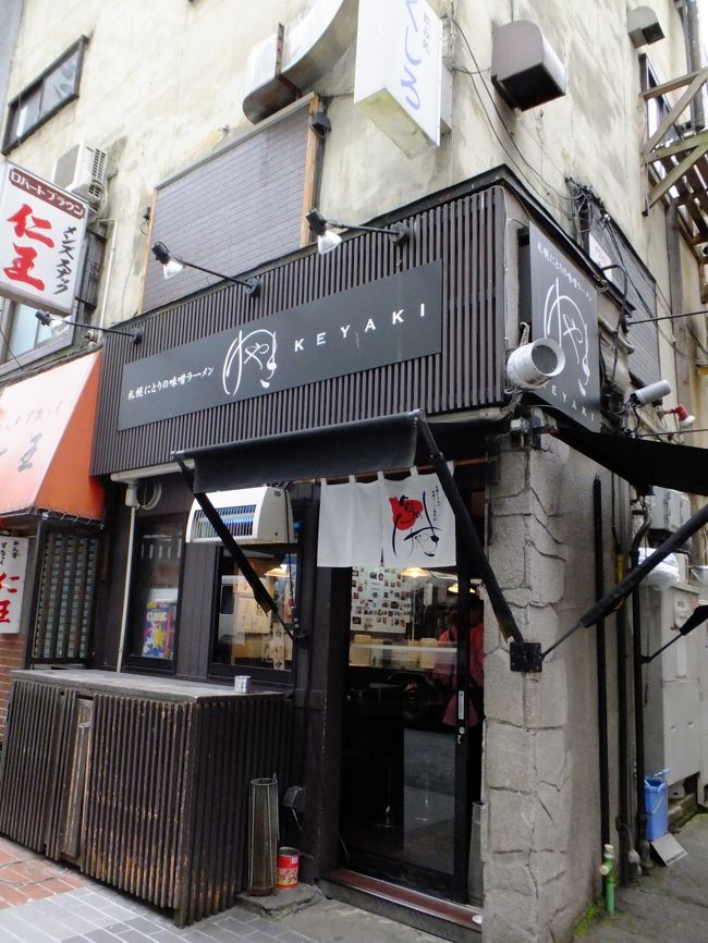 そういえば、街並みの雰囲気も名古屋っぽいかも〜と話しつつ、本日2回目のお昼ごはん♪<br />すすきのまでテクテク歩いて、お楽しみのラーメンですっ♪<br /><br />にとりのけやき<br />http://www.sapporo-keyaki.jp/<br /><br />ラーメン屋さんはたくさんありまして迷ったのですが<br />・遅めのランチで行けるところ(営業が夕方〜朝が多かった)<br />・フードコート的なお店以外（ら〜めん共和国は相方が嫌だと…）<br />・やっぱり味噌でしょ！という条件でこちらに。
