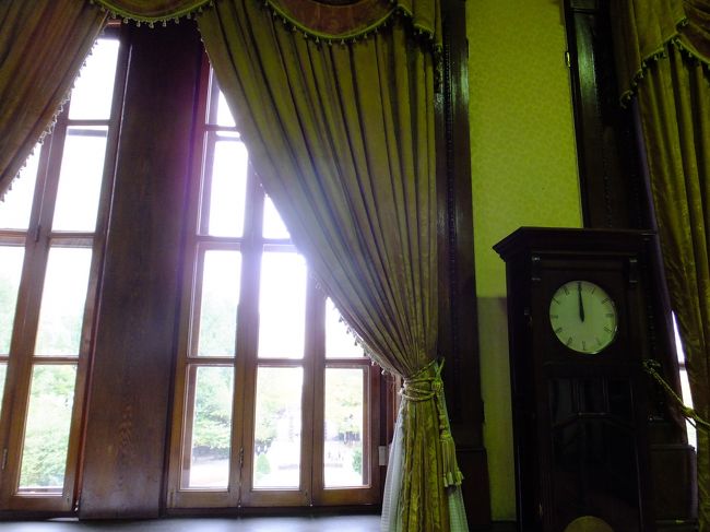 【赤レンガ庁舎】<br />ひずみのあるガラス。