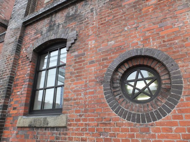 明治9年に創業された日本人の手による初のビール工場、サッポロビールの前身である開拓使麦酒醸造所だった跡地に造られ、当時の赤レンガを残した開拓使時代の歴史をたどる見学施設もあります。(ＨＰより)<br /><br />年季を感じる外観はなかなか見応えがあります。<br />