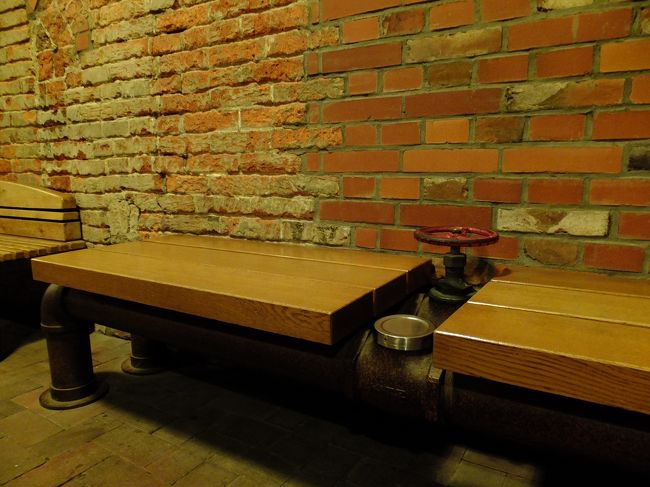 【サッポロファクトリー】<br />配管を利用したベンチ<br />