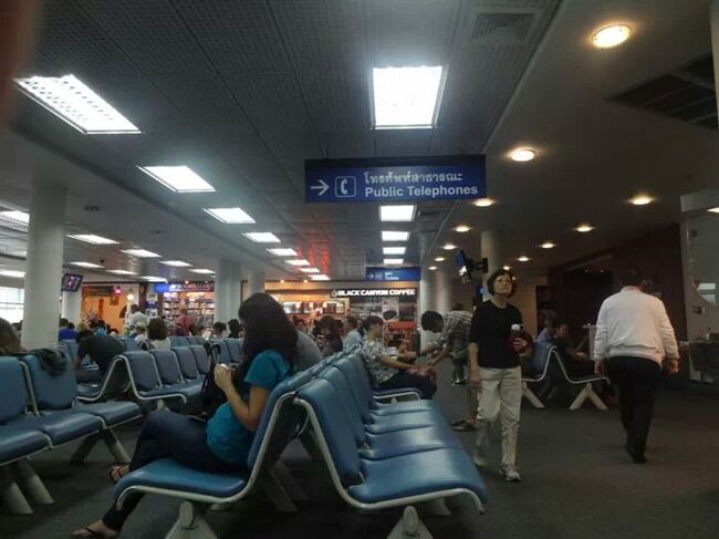 チェンマイ空港でのチェックインの際、早いフライトに変更できるとのことで、変更したら、遅延で、ほとんど変わらない時間